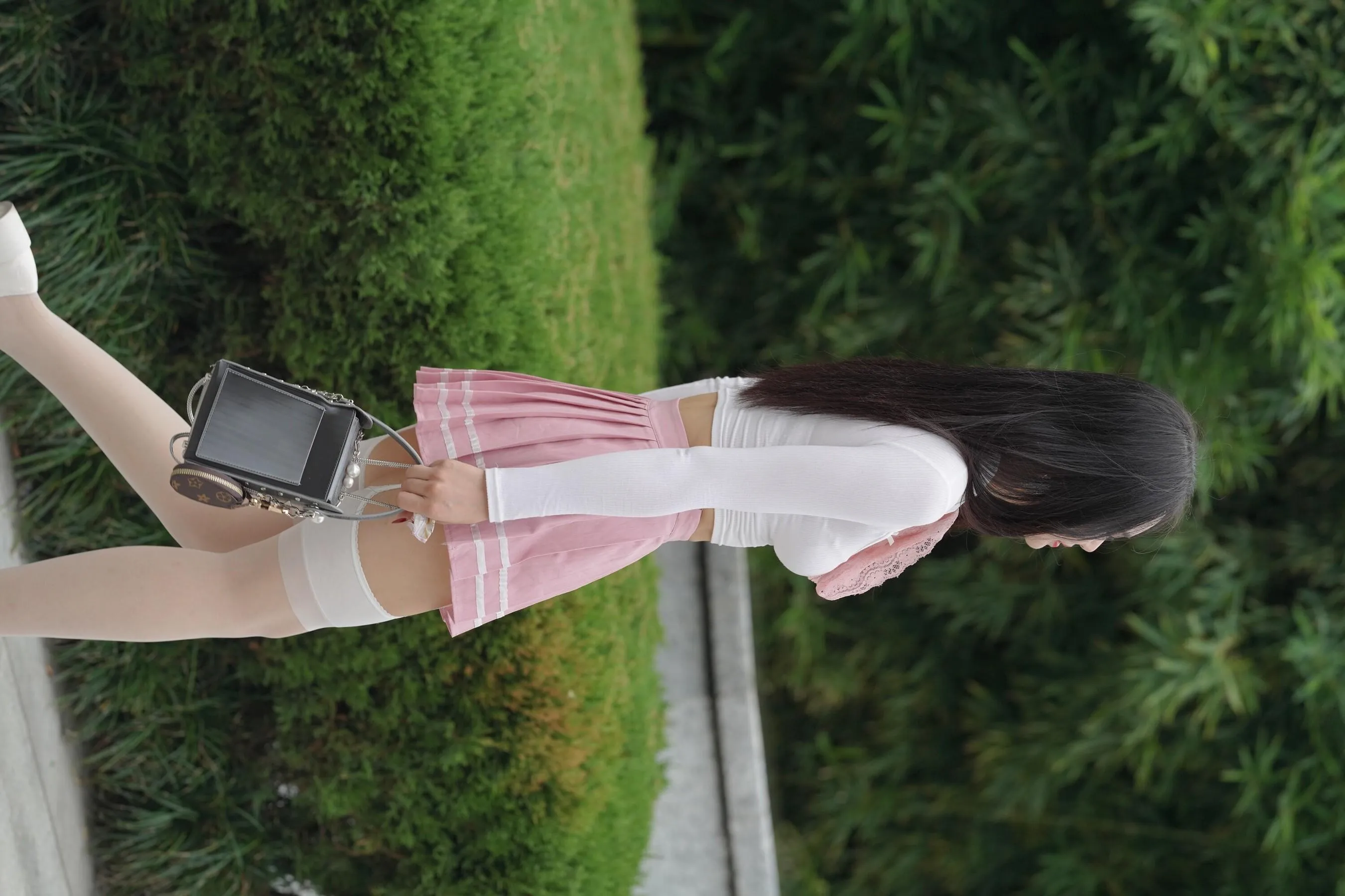 魔镜街拍 NO.161 街拍白丝吊带袜美女 [109P]插图